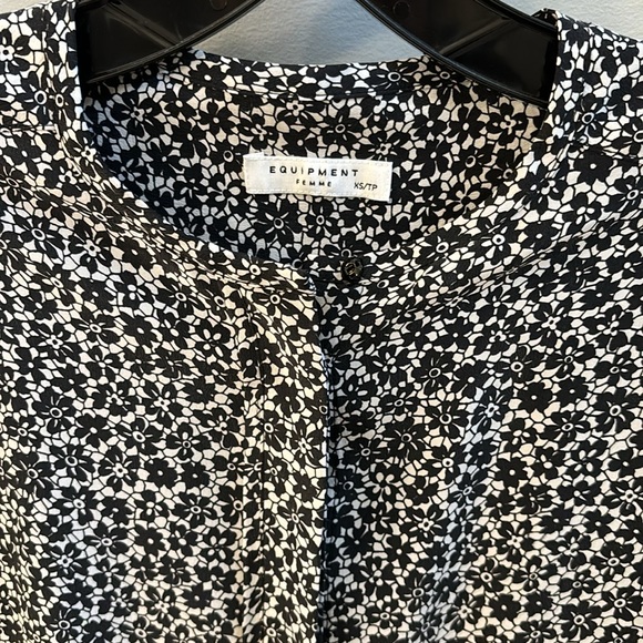 Equipment Femme Contrast Floral Print Lynn Silk Blouse Sz XS - Picture 8 of 8